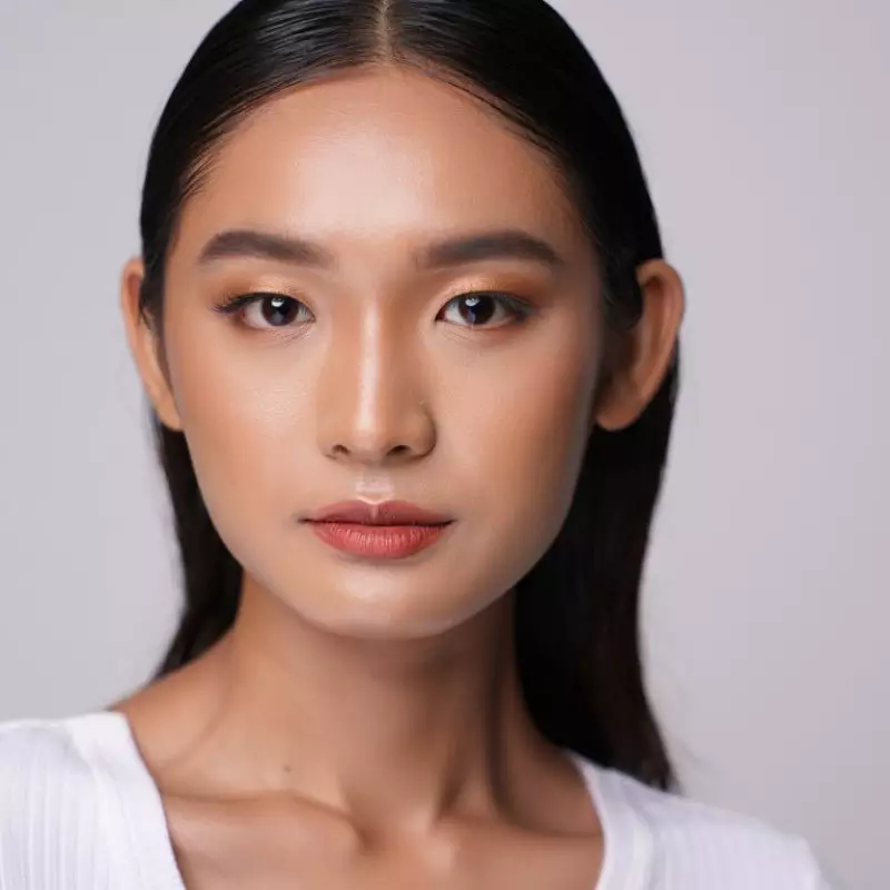5 Tips makeup natural biar wajah auto fotogenik di kamera, rahasia makeup artist