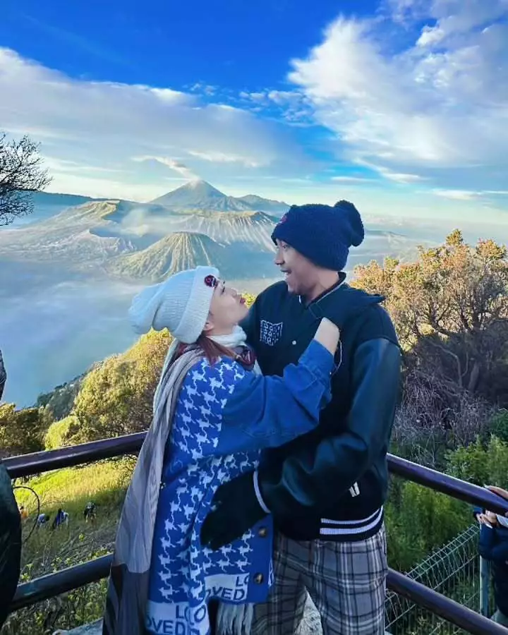 Potret kenangan Mpok Alpa bareng suami © 2025 Instagram Potret kenangan Mpok Alpa bareng suami © 2025 Instagram
