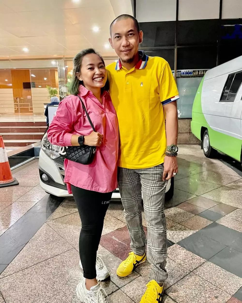 Potret kenangan Mpok Alpa bareng suami © 2025 Instagram Potret kenangan Mpok Alpa bareng suami © 2025 Instagram