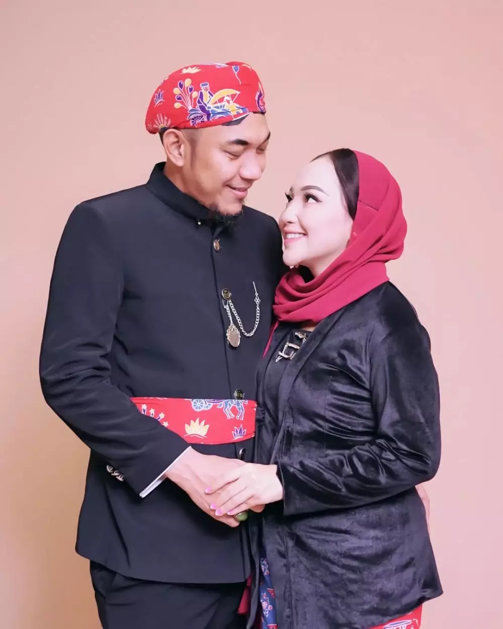 Potret kenangan Mpok Alpa bareng suami © 2025 Instagram Potret kenangan Mpok Alpa bareng suami © 2025 Instagram