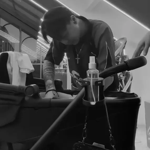 9 Potret DJ Bravy jadi partner Erika Carlina rawat baby Andrew, telaten gendong dan bantu ganti popok