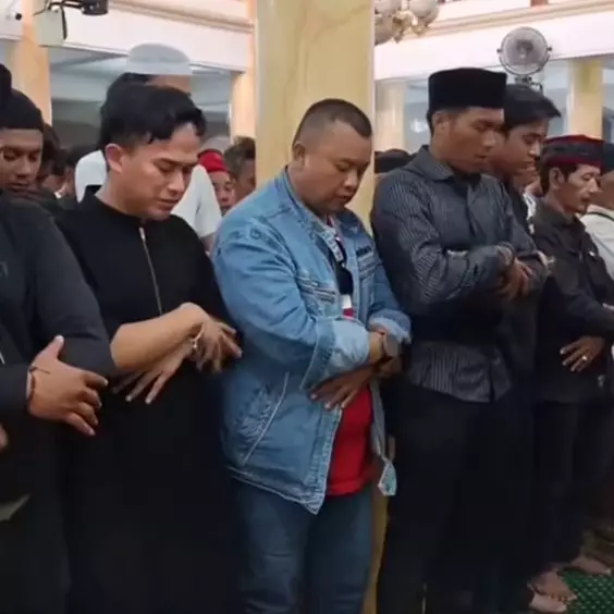 9 Potret momen pemakaman Mpok Alpa, tangis pilu suami antarkan istri ke peristirahatan terakhir