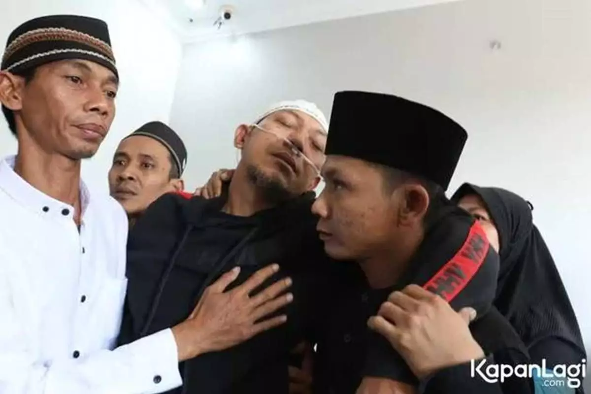 Syok tiba-tiba kehilangan istri, 5 potret ketegaran Aji Darmaji tegar melepas Mpok Alpa