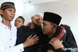 Syok tiba-tiba kehilangan istri, 5 potret ketegaran Aji Darmaji tegar melepas Mpok Alpa