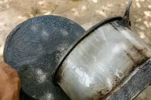 Bersihkan pantat wajan yang berkerak dengan bahan sederhana, hasilnya maksimal