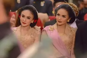 Selalu tampil stunning di setiap momen, ini 11 beda gaya Krisdayanti dan Yuni Shara saat berkebaya