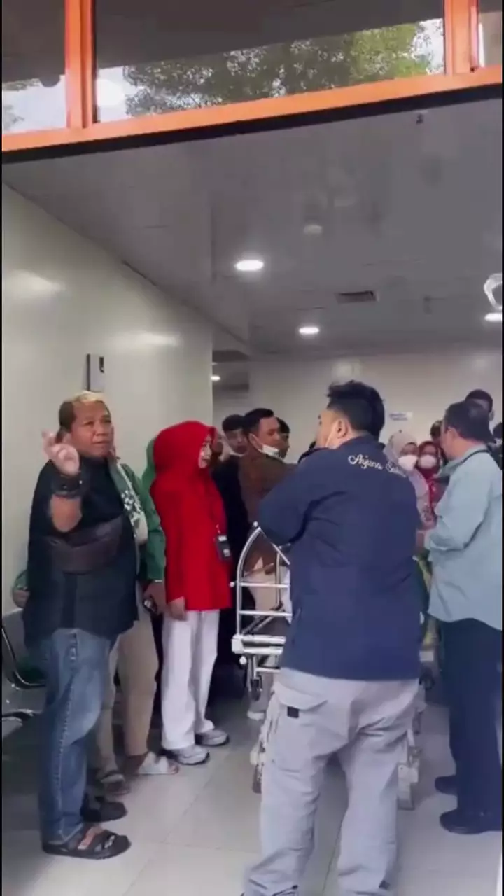 Momen Raffi Ahmad dan Irfan Hakim dampingi keluarga Mpok Alpa © 2025 Instagram