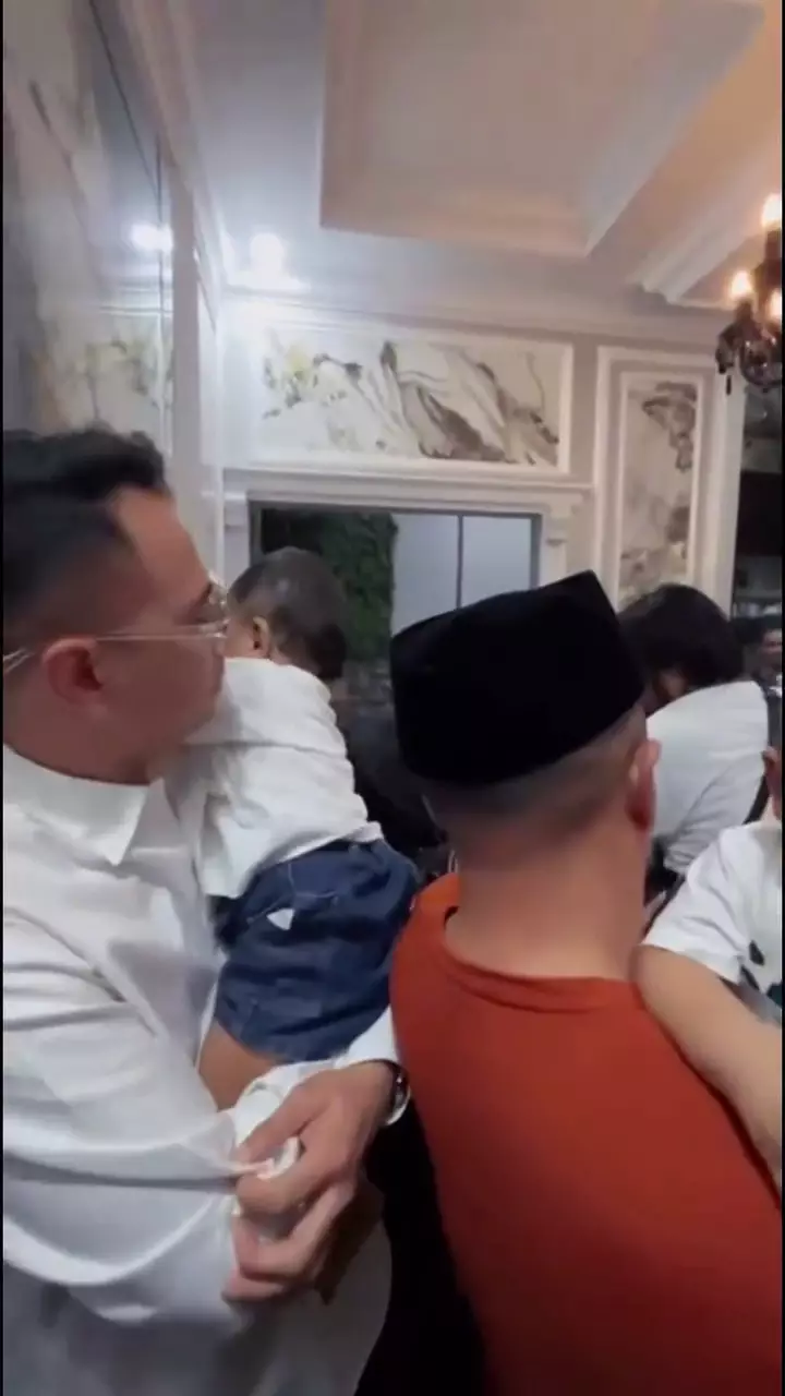 Momen Raffi Ahmad dan Irfan Hakim dampingi keluarga Mpok Alpa © 2025 Instagram