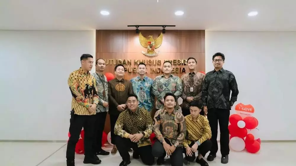 7 Potret kebersamaan Raffi Ahmad dan utusan khusus presiden, tampil kompak pakai batik jelang HUT RI © 2025 brilio.net