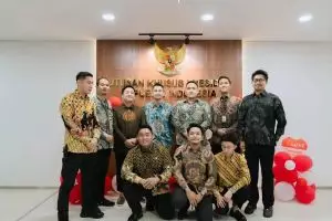 7 Potret kebersamaan Raffi Ahmad dan utusan khusus presiden, tampil kompak pakai batik jelang HUT RI