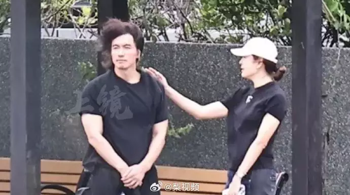 Jerry Yan kunjungi makam Barbie Hsu © 2025 brilio.net