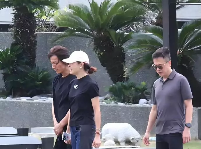 Jerry Yan kunjungi makam Barbie Hsu © 2025 brilio.net