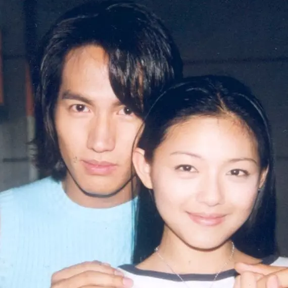 Potret Jerry Yan 'Tao Ming Si' kunjungi makan Barbie Hsu, ucapan untuk mendiang rekannya bikin haru