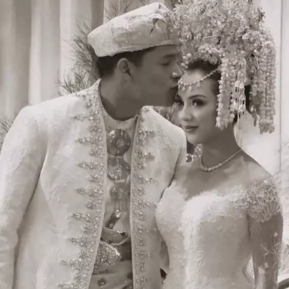 9 Potret akad nikah penyanyi Adikara dan Nazla Alifa, digelar dengan adat minang dan mahar 16 gram