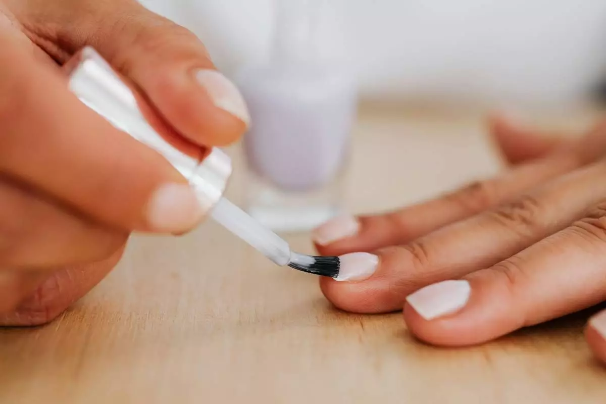 Pecinta nail art harus tahu, ini 7 cara mudah dan cepat hapus kutek gel sendiri pakai bahan sederhana