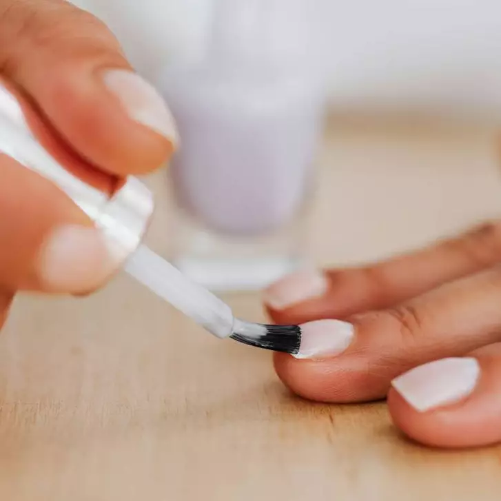 Pecinta nail art harus tahu, ini 7 cara mudah dan cepat hapus kutek gel sendiri pakai bahan sederhana