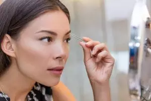 Jangan dulu dicukur, ini cara mudah hilangkan bulu halus di antara alis pakai 1 rempah, hasilnya mulus