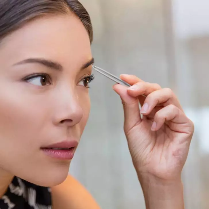 Jangan dulu dicukur, ini cara mudah hilangkan bulu halus di antara alis pakai 1 rempah, hasilnya mulus