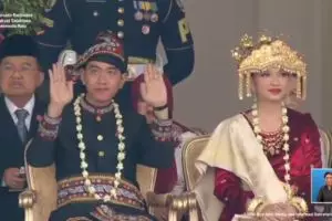 7 Potret Gibran dan Selvi Ananda di upacara HUT RI ke-80, kompak berbusana adat