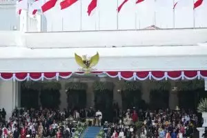 Wamen Prabowo diatur duduk berbaur dengan rakyat saat upacara HUT RI ke-80, begini maknanya