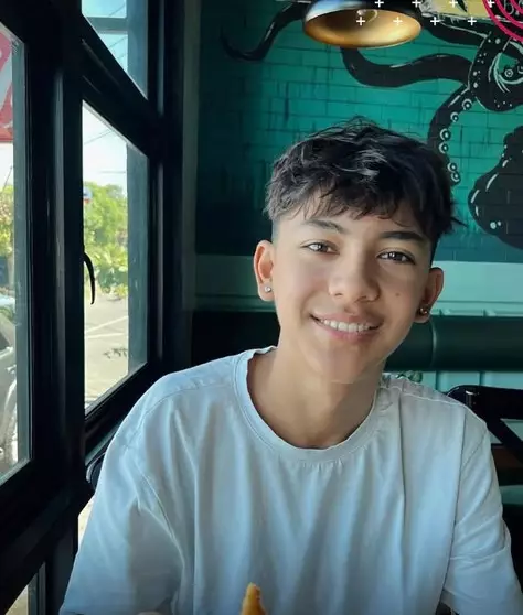 Makin ganteng di usia 18 tahun, begini potret Jason Deandra putra Nana Mirdad dan Andrew White © 2025 brilio.net