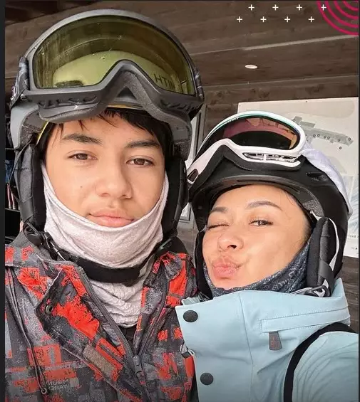 Makin ganteng di usia 18 tahun, begini potret Jason Deandra putra Nana Mirdad dan Andrew White © 2025 brilio.net