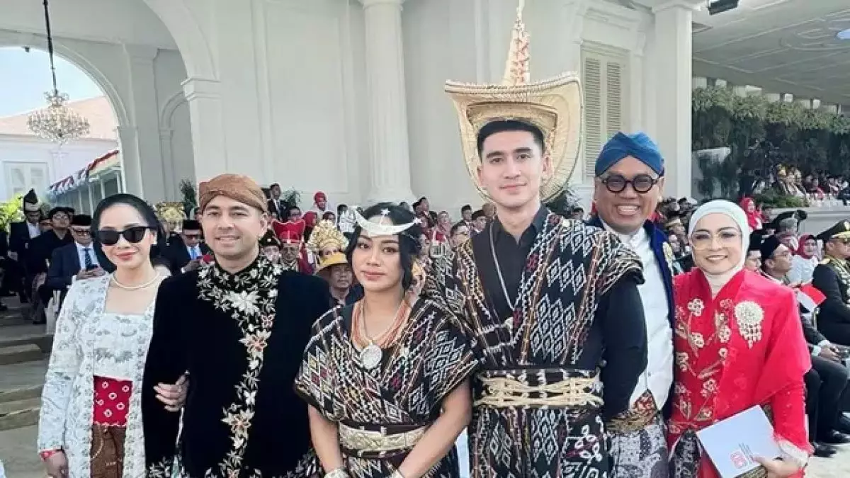Model baju adat 7 seleb di upacara HUT RI ke-80 17 Agustus 2025, kompak foto bareng