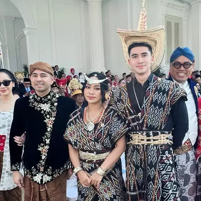 Model baju adat 7 seleb di upacara HUT RI ke-80 17 Agustus 2025, kompak foto bareng