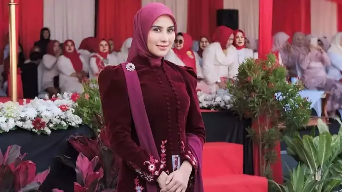 7 Potret Syahnaz Sadiqah perdana sebagai istri bupati di upacara HUT ke-80 RI, anggun berkebaya merah