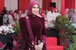7 Potret Syahnaz Sadiqah perdana sebagai istri bupati di upacara HUT ke-80 RI, anggun berkebaya merah
