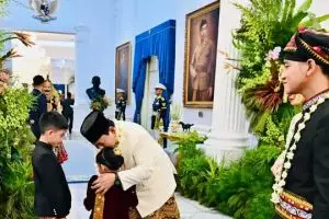 Momen hangat Prabowo peluk Jan Ethes dan La Lembah di HUT ke-80 RI