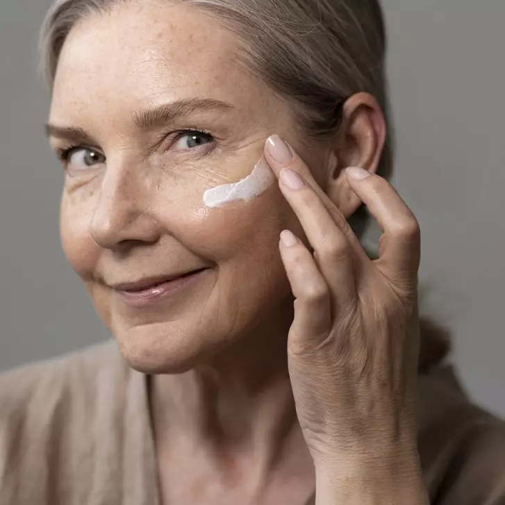 10 Krim mengencangkan wajah untuk usia 50 tahun, harga di bawah Rp 200 ribu