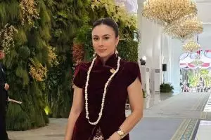 7 Potret detail makeup flawless Wulan Guritno dengan gaya soft di upacara HUT RI ke-80, memesona abis