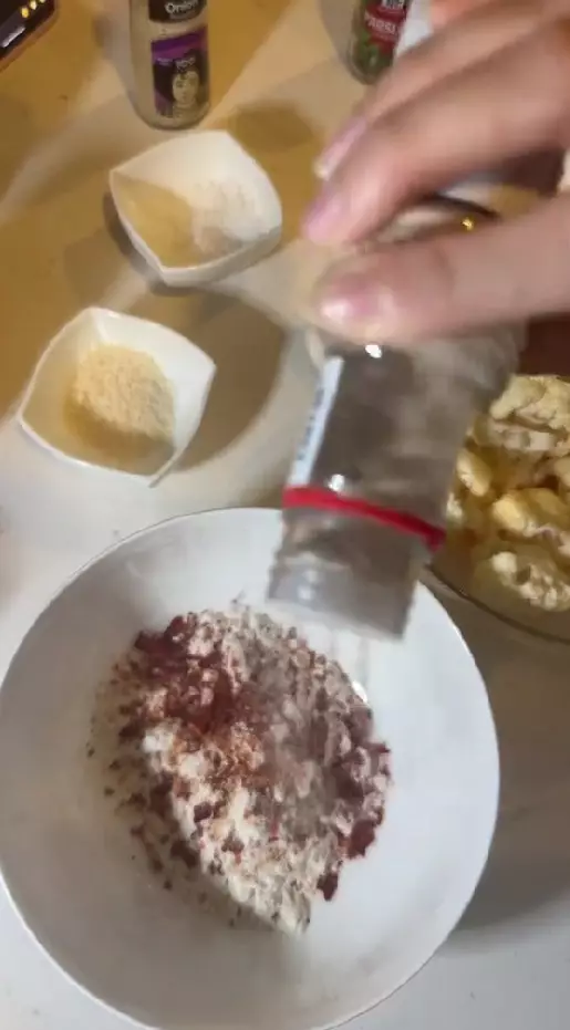 Nia Ramadhani mulai belajar masak © TikTok Nia Ramadhani mulai belajar masak © TikTok