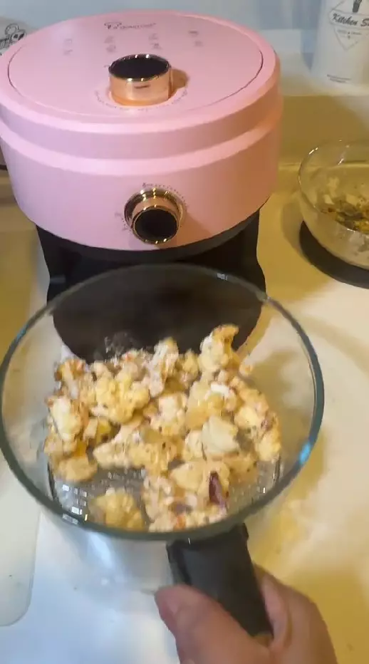 Nia Ramadhani mulai belajar masak © TikTok Nia Ramadhani mulai belajar masak © TikTok