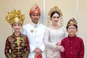 Bikin pangling, ini 9 potret makeup Arumi Bachsin saat hadiri upacara HUT RI ke-80 di Istana Merdeka
