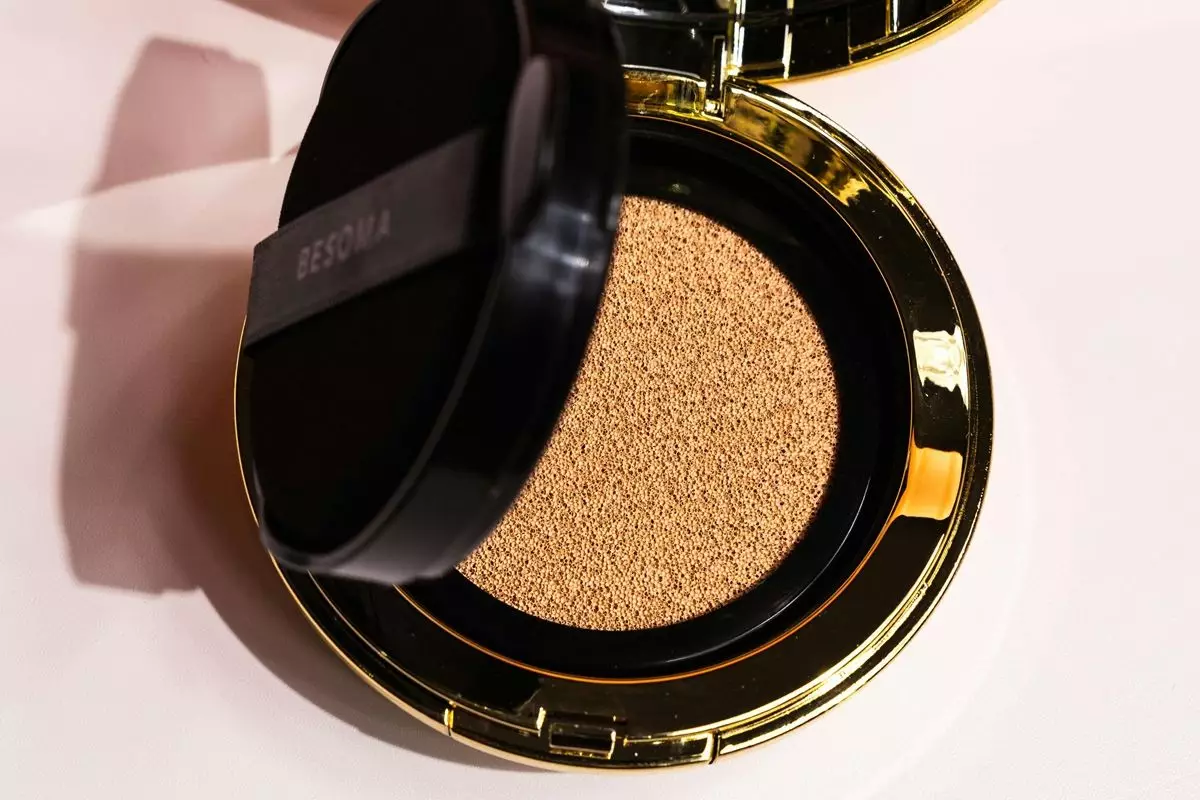 Bukan dioles ke punggung tangan, ini trik ampuh pilih warna cushion agar cocok dengan kulit