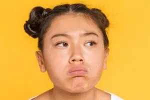 Cara ampuh cerahkan kulit kusam agar wajah jadi glass skin pakai krim malam dari 2 bahan dapur ini