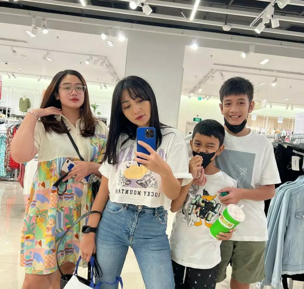 9 Momen kebersamaan Hesti Purwadinata bareng putra sulungnya © Instagram