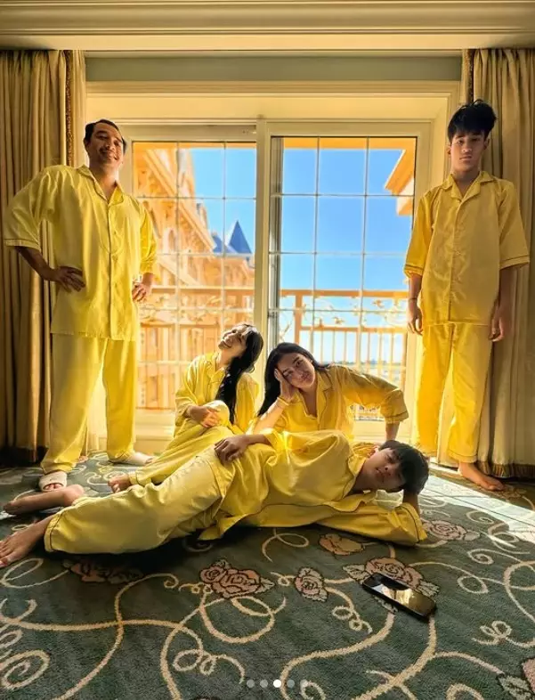 Potret kompaknya bak kakak adik, ini 9 momen kebersamaan Hesti Purwadinata bareng putra sulung © 2025 brilio.net