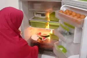 Anti bau! Begini cara praktis bersihkan kulkas dengan bahan dapur sederhana modal Rp10.000