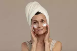 10 Pembersih wajah untuk menghilangkan kerutan harga di bawah Rp 200 ribu