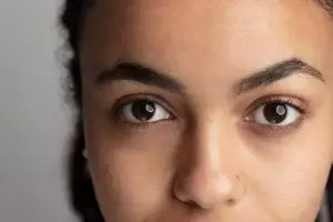 Tak perlu eye cream mahal, 1 minuman ini atasi mata panda agar hasilnya bak pakai concealer natural