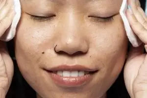 Pengin wajah halus dan mulus saat makeup? Ini trik mengecilkan pori-pori tanpa andalkan lemon