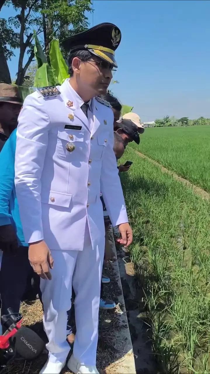 Lucky Hakim lepas ular ke sawah © 2025 Instagram