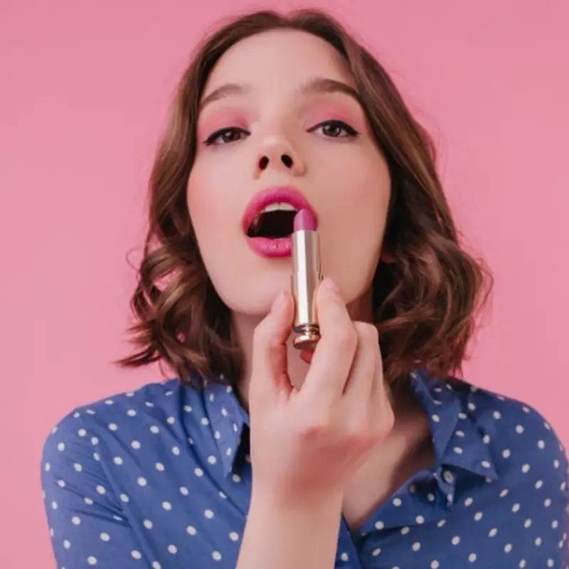 Cara baru pakai lipstik agar bikin warnanya lebih tahan lama seharian, rahasianya di 1 makeup ini