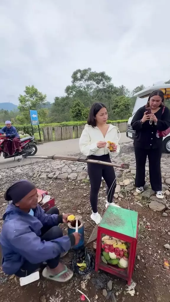 Nikita Willy beli rujak keliling © 2025 TikTok Nikita Willy beli rujak keliling © 2025 TikTok