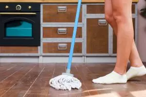 Lantai dapur lengket dan bau amis bisa wangi kesat meski tanpa karbol, ini cara membersihkannya 