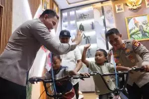 Berkah viral, 2 bocah Gowa yang mengais sisa di upacara HUT RI ini diberi kado sepeda oleh Kapolres