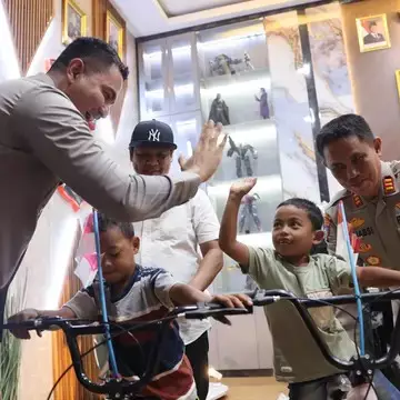 Berkah viral, 2 bocah Gowa yang mengais sisa di upacara HUT RI ini diberi kado sepeda oleh Kapolres